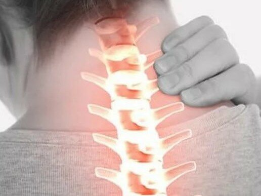 Болит мышца на шее справа и болит голова а