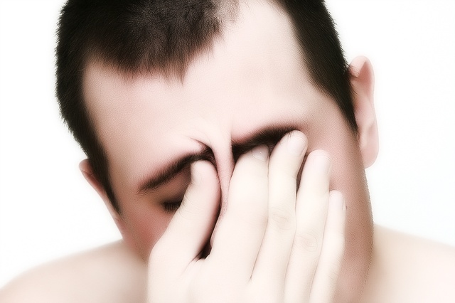 Утром болит голова и красные глаза