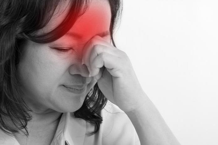 болит живот перед месячными