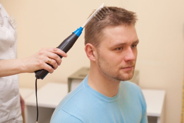 болит кожа головы у корней волос и выпадают волосы