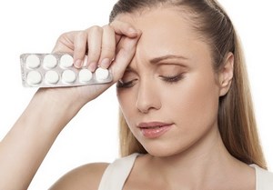 Девушка держит таблетки Девушка держит таблетки