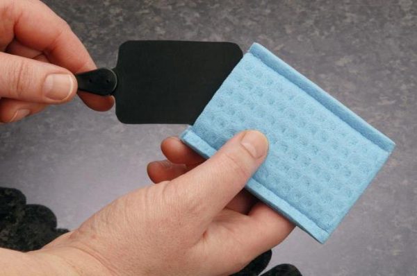 болит кожа головы у корней волос и выпадают волосы