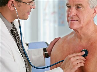 Почему не чем дышать болит за ребрами и спина