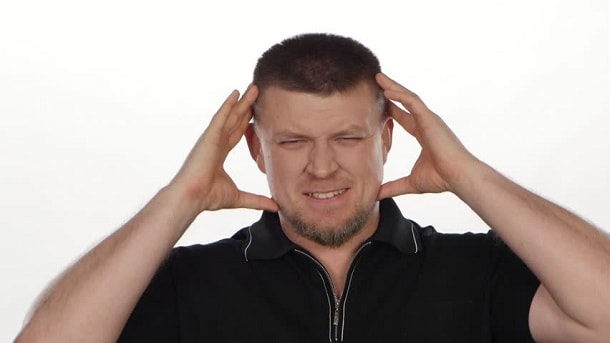 плотного телосложения чёрный воротник