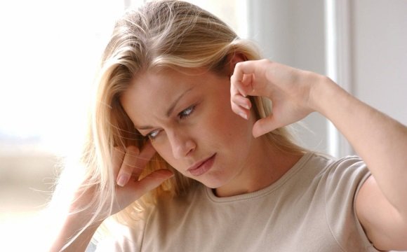 У женщины заложило уши