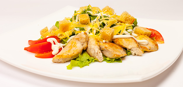 Простой салат цезарь с курицей Классический салат цезарь с курицей