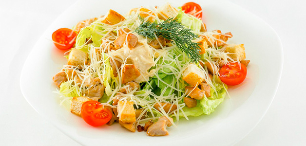 Салат цезарь с курицей и пекинской капустой Салат цезарь с курицей и сыром