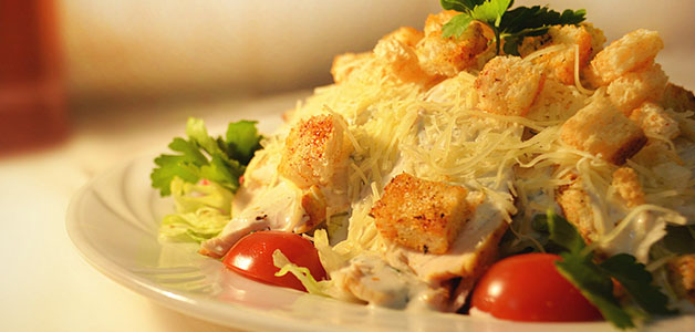 Салат Цезарь с курицей и помидорами Салат Цезарь с курицей