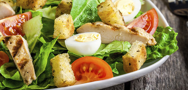 Салат Цезарь с курицей и яйцами Салат Цезарь с курицей и помидорами