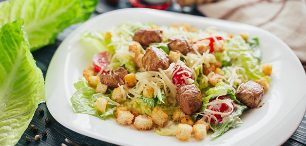Салат Цезарь с курицей и огурцами Салат Цезарь с курицей и солеными огурцами