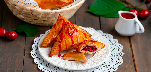Простые пирожки с вишней Вкусные пирожки с вишней