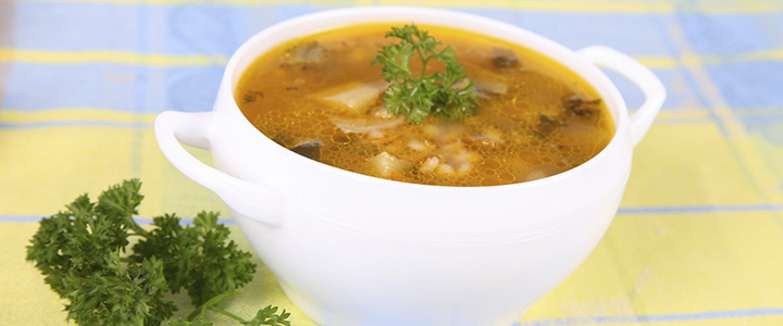 Рассольник с перловкой и солеными огурцами на бульоне Рассольник с перловкой и солеными огурцами на курином бульоне