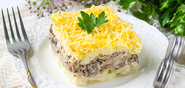 Салат Мужской каприз с маринованным луком Салат Мужской каприз с грибами