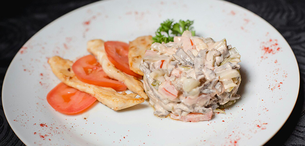 Салат Мужской каприз с курицей Салат Мужской каприз с копченой курицей