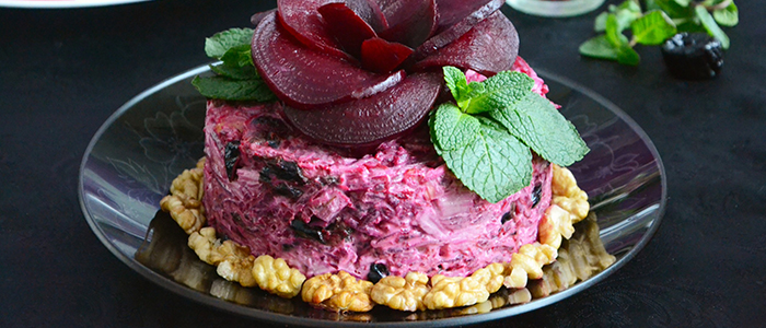 Салат с черносливом и орехами Салат с черносливом и свеклой