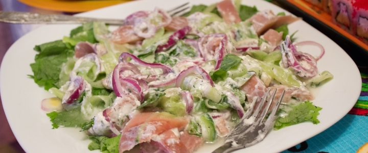 Салат с красной рыбой и огурцами салат с красной рыбой и огурцом