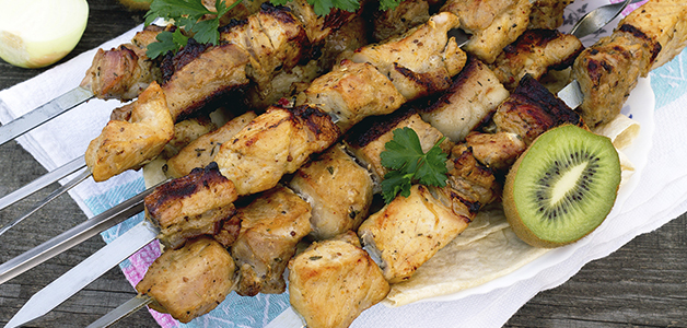 Свиной шашлык с киви Шашлык с киви и луком