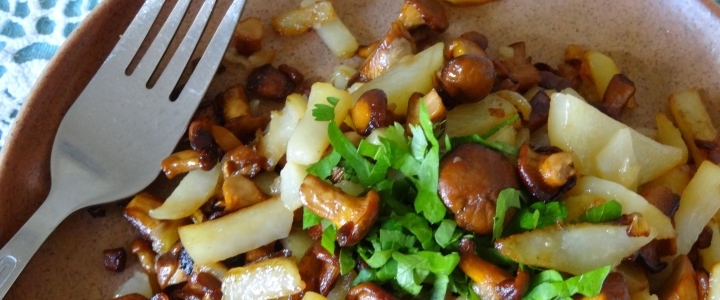 Жареные лисички с картофелем Жареные лисички с картошкой